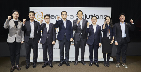 6일 오전 장교동 한화빌딩에서 진행된 '한화솔루션 비전 선포식'에 참가한 임직원들이 파이팅을 외치고 있다. 류두형 첨단소재 부문 대표(왼쪽 3번째부터), 김희철 큐셀 부문 대표, 김동관 전략부문 부사장,  이구영 케미칼부문 대표. <한화솔루션 제공>